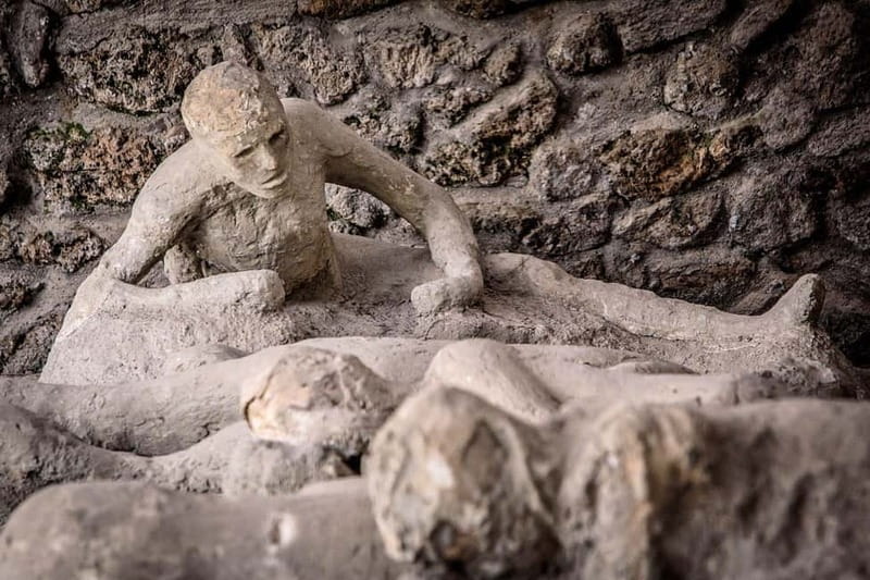 Pompeii: Exclusive Tour with Archaeologist and Entry Tickets - Baths and market life: Forum Baths and the Macellum