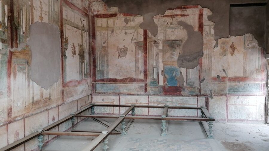 Pompeii: Guided Tour with Archaeologist with max. 12 People - The Forum Zone, Temple of Jupiter, Basilica, and the Plaster Casts