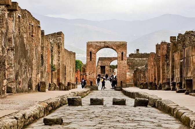 Pompeii Herculaneum and Vesuvius small group tour - Logistics that can affect your experience (and how to handle them)