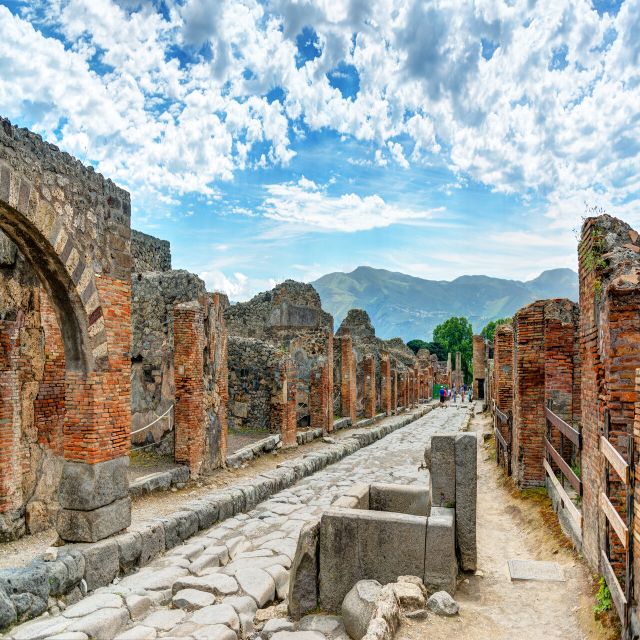 Pompeii Pass: Skip-the-Line, Guided Tour & Museum Access - Virtual Museum ticket: filling in the gaps the ruins cannot show