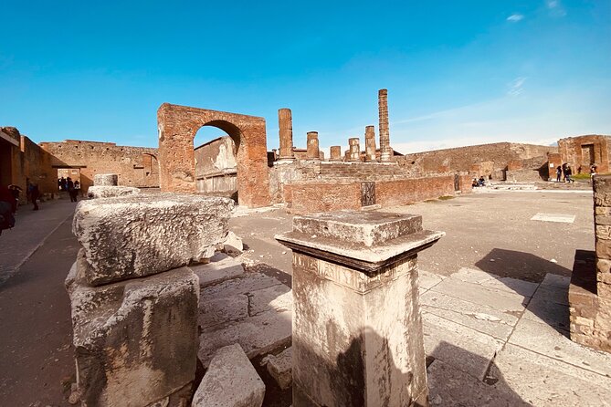 Pompeii Private Tour with an Archaeologist and Skip The Line - 3 hours - Markets, deposits, and the wool-and-laundry reality check