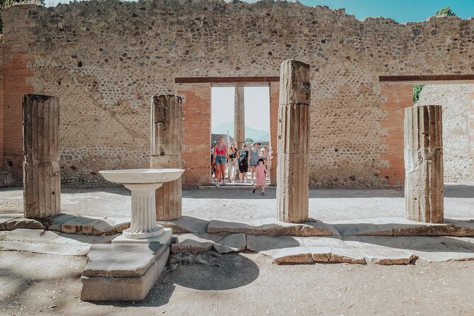 Pompeii Private Tour with an Archaeologist Guide - Termopolium of Vetutius Placidus: street-level Pompeii and quick comparisons