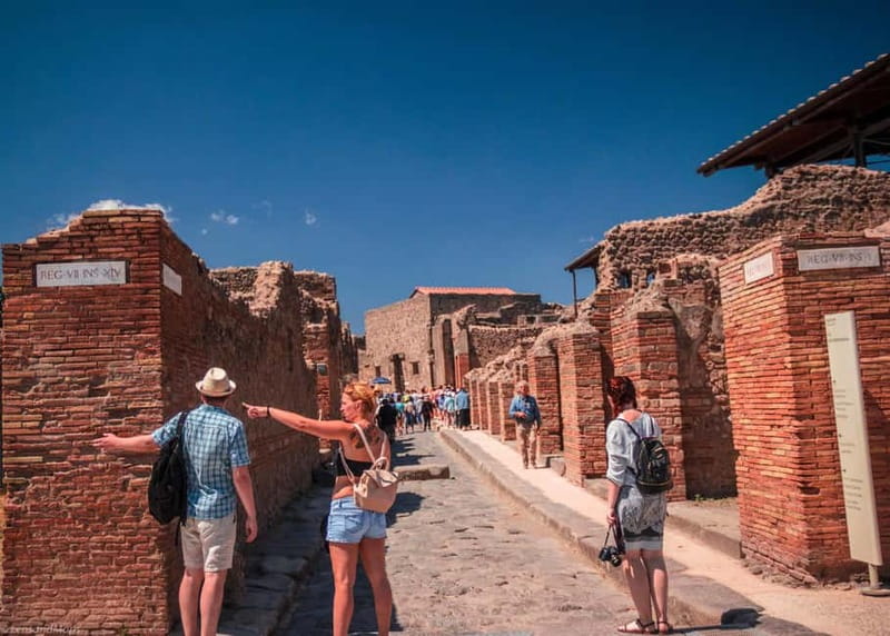 Pompeii Ruins 2-Hours Guided Tour and priority entry ticket - Key moments to look for