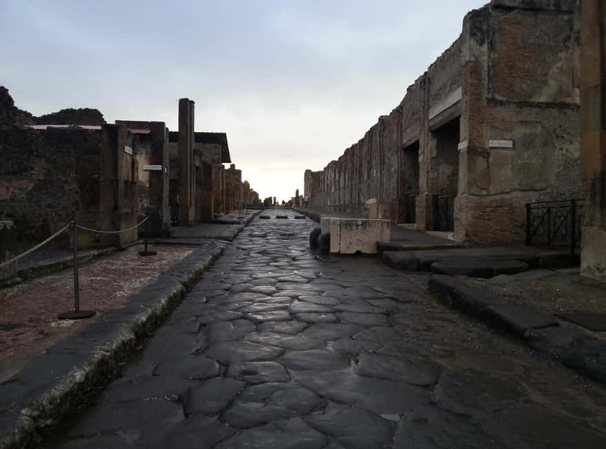 Pompeii: Semi-private tour with an Archeologist Guide - Key things to know before you book