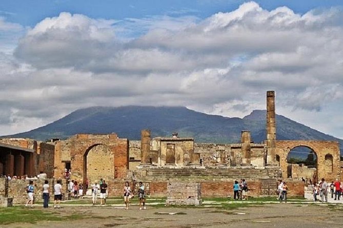 Pompeii Skip-the-Line Entry & Guided Tour with a certified guide - Meeting at Via Villa dei Misteri: the red-station detail that prevents headaches