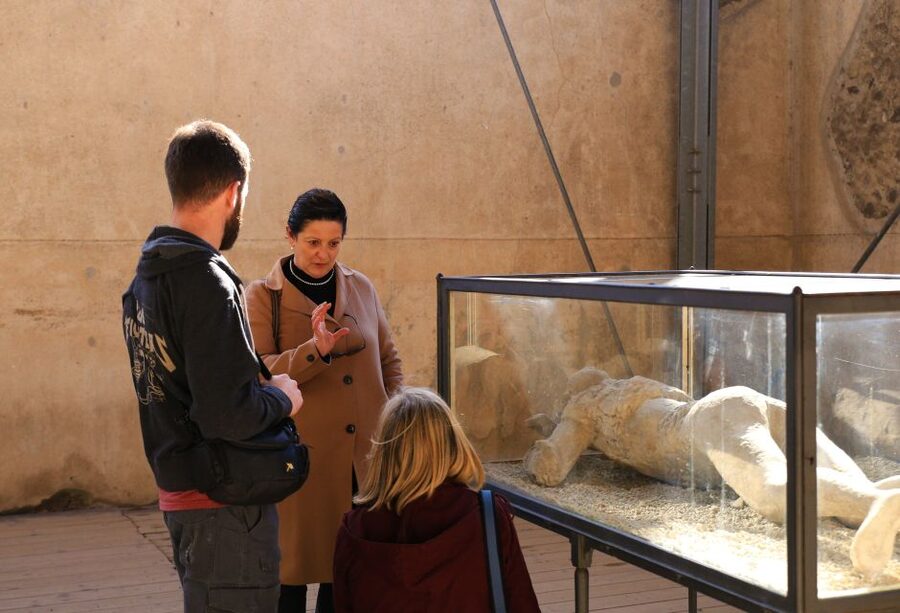 Pompeii: Skip-the-Line Tickets and Tour with Archaeologist - Meeting at Coffee Shop Vittoria: the start that keeps the day smooth