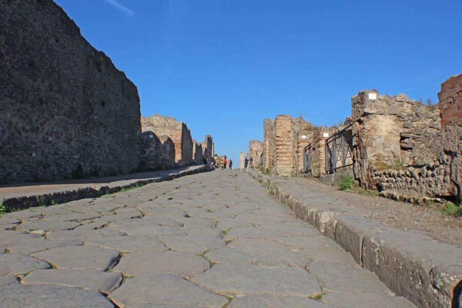 Pompeii: Skip-the-Line Tickets and Tour with Archaeologist - Forum and market stops: politics and daily shopping in one flow