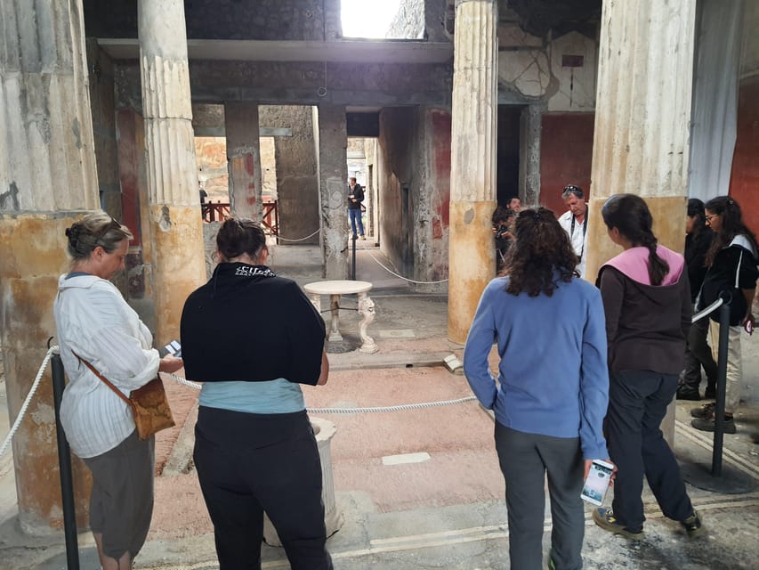 Pompeii: Skip-the-Line Tickets and Tour with Archaeologist - The archaeologist guide: what the live commentary adds