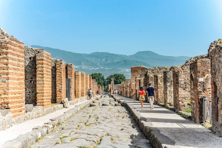 Pompeii: Small Group Tour with an Archaeologist - Pompeii’s layers: plaster casts and the eruption story