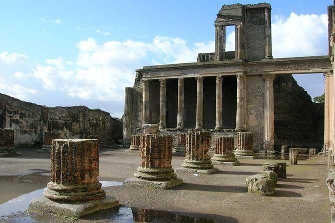 Pompeii: Small Group Tour with an Archaeologist - Meeting point and getting oriented fast