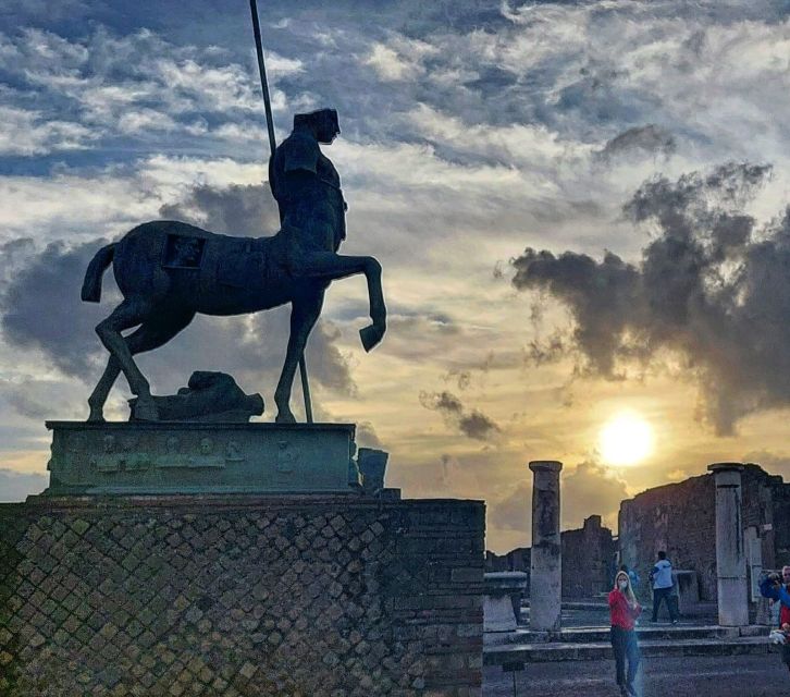 Pompeii Sunset tour for small group - Via dell’Abbondanza and the theatre district: where the town breathes