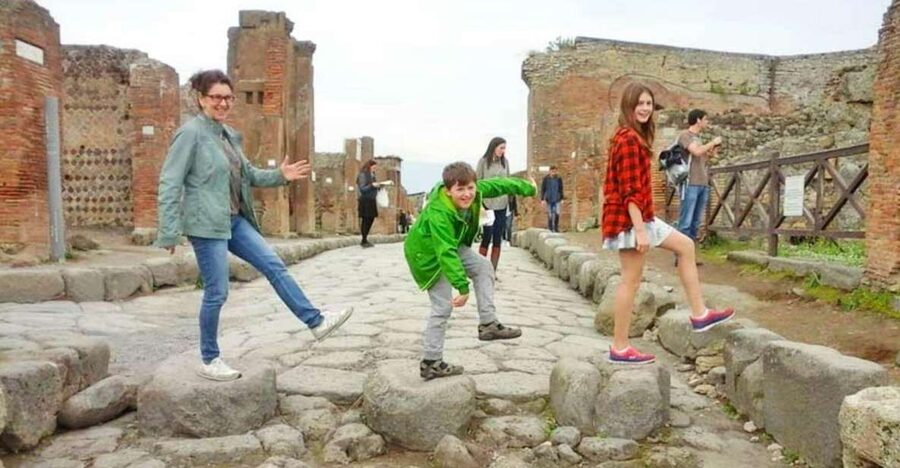 Pompeii: Tour for Children - The stops that turn ruins into a real Roman day