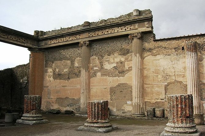 Pompeii tour with archaeologist - Starting point at Villa dei Misteri and ending at the Forum