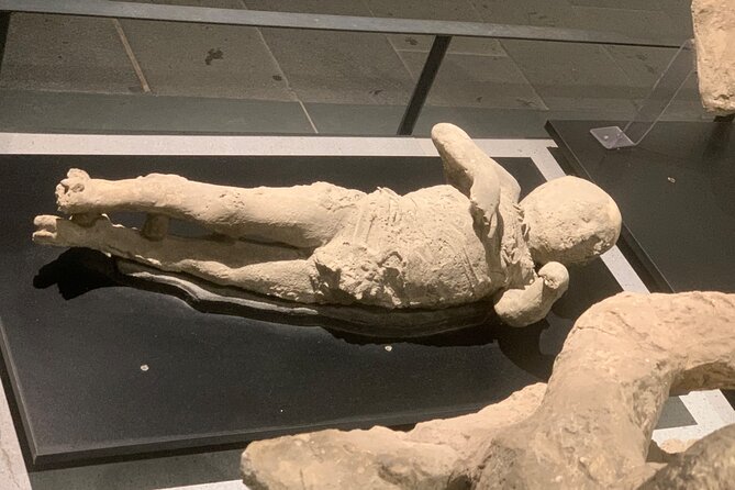 Pompeii tour with LOCAL GUIDE and SKIP THE LINE entrance - Stop 1: Archaeological Park of Pompeii and the feeling of a paused city