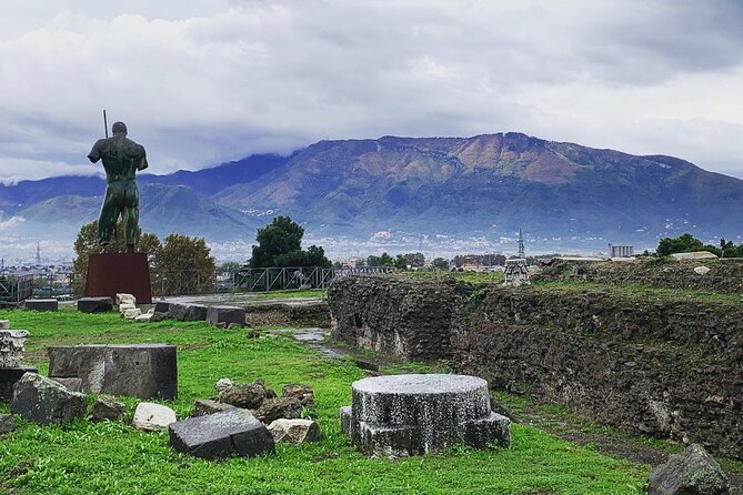 Pompeii tour with LOCAL GUIDE and SKIP THE LINE entrance - Entrance + guide: why priority entry matters in Pompeii