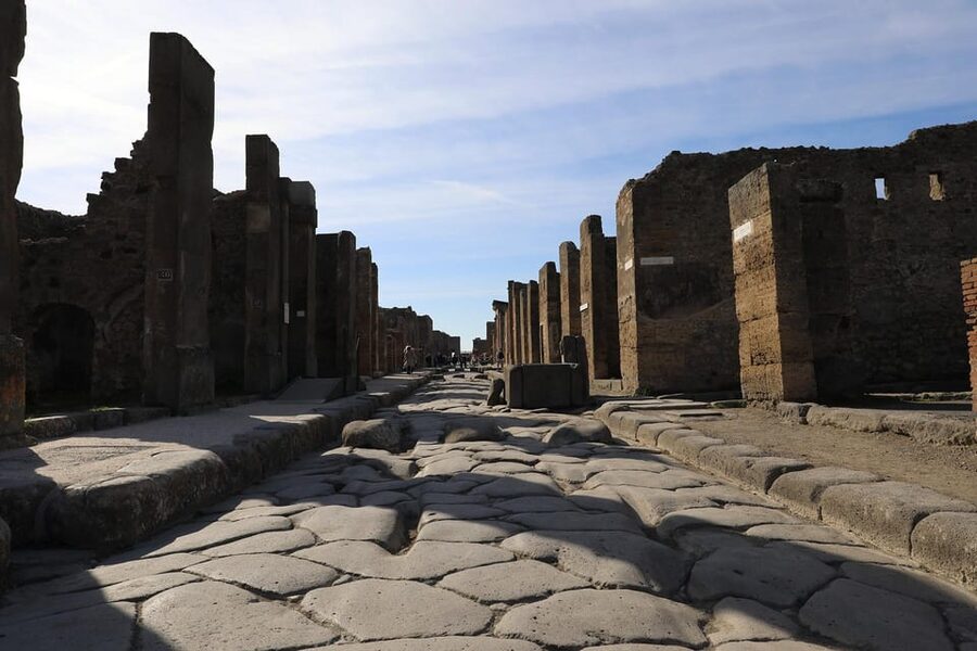 Pompeii & Vesuvius - Where the day starts at the Circumvesuviana station