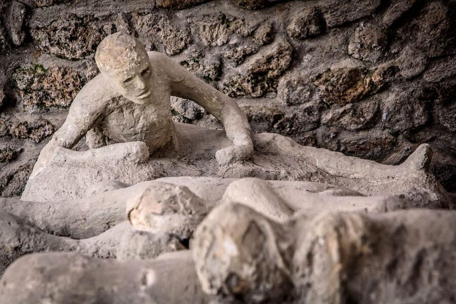Pompeii VIP 3h Tour: Skip-the-line with your Archaeologist - House details meet public space: theatre and everyday-object displays