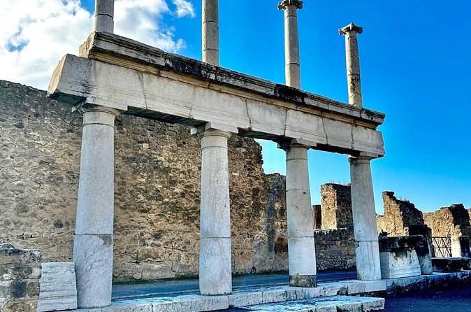 Pompeii with an Archaeologist Shared or Private Tour from Naples - Stop 6: Via dell’Abbondanza is where the city feels real