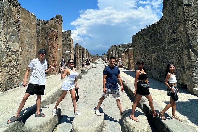 Positano Private Transfer from/to Naples with Pompeii Guided Tour - On-the-road commentary and photo stops that don’t feel rushed