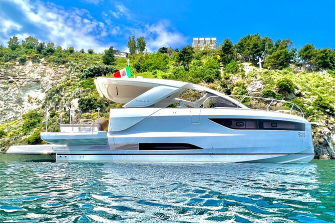 Private boat tour from Naples to Capri+Amalfi Coast JEANNEAU DB43 - Positano and the sea pearls: how the Amalfi Coast stop works without rushing