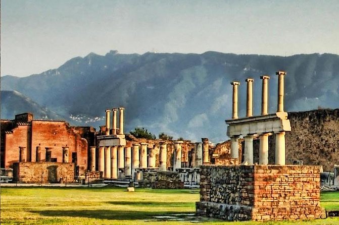 Private Guided Tour of Pompeii. Sunset Tour - Granai del Foro and Terme del Foro: Storage and Spa Life