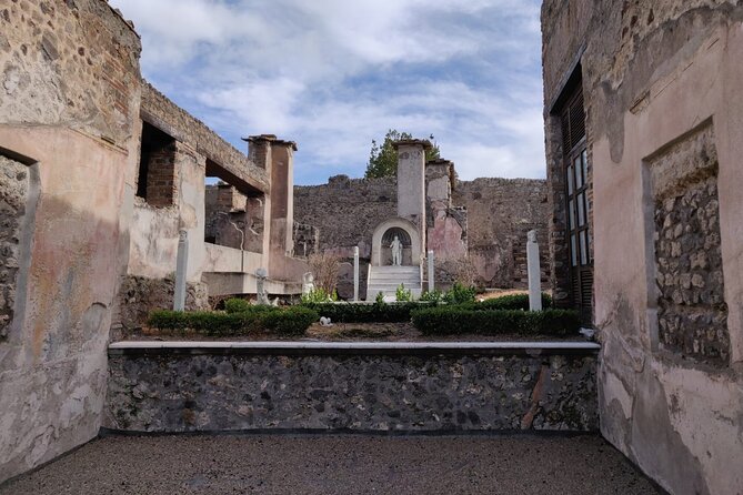 Private Pompeii Tour with Fast-Entrance Tickets to the Ruins & Exclusive Guide - Forum and the big landmarks that shape the story