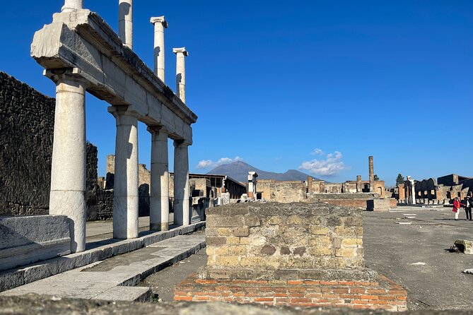 Private Tour of Pompeii with Skip-the-Line Access - The guides: how personality changes the ruins