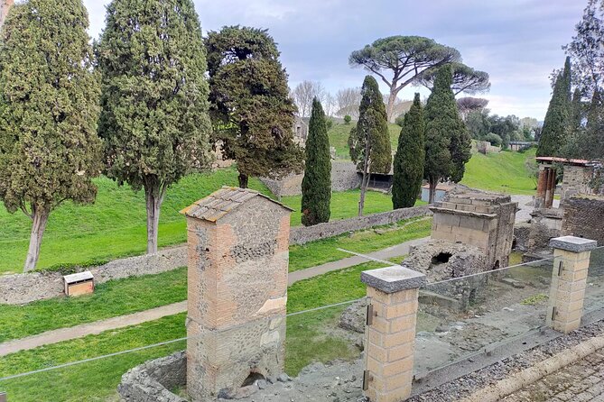 Small-Group Tour in Pompeii with a Real Archeologist, ticket included - Meeting at Hotel Vittoria in Piazza Esedra: the logistics that matter