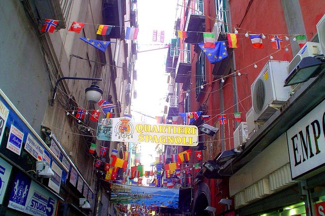 Spanish Quarters Tour - Quartieri Spagnoli: the Naples you only see with a local guide