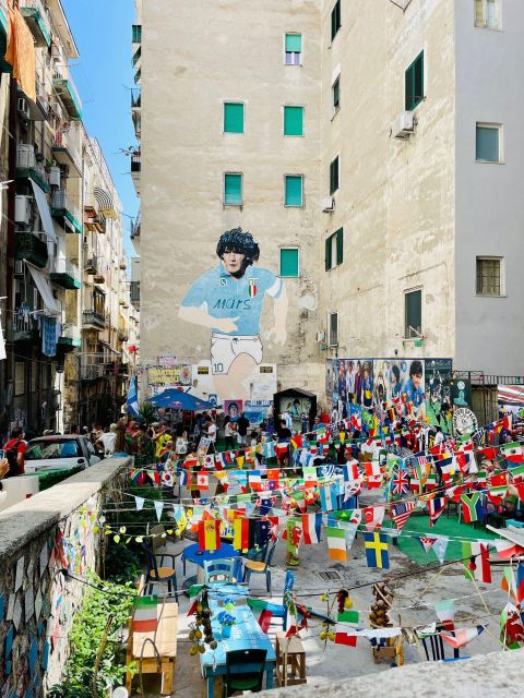 Street art tour of the Spanish Quarters & Maradona idol - Where you start on Via Toledo and how the 2 hours flow