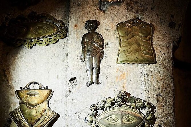 The Mystery of Naples Saga: The Skull with ears - Via San Gregorio Armeno: where Naples makes its legends with craft