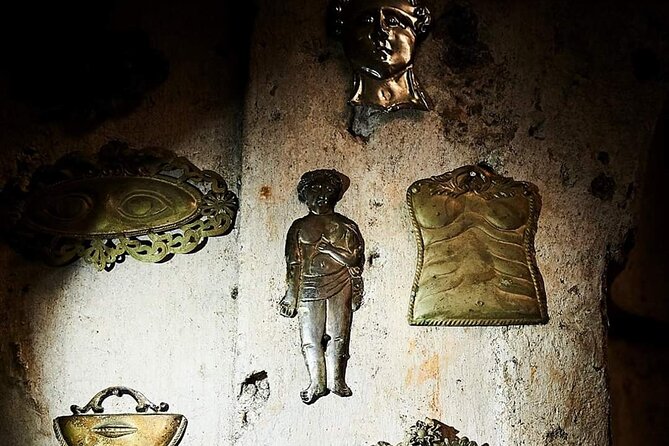 The Skull with the Ears: the Cult of the Dead in the Church of S. Luciella - Downstairs to the underground cemetery: what makes it feel real