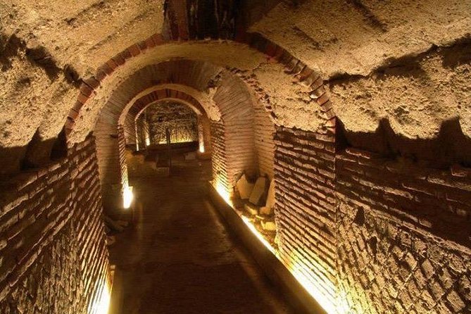 The Underground Naples: a Trip to the Hidden City - Neapolis Sotterrata: the Greek and Roman city under a medieval cloister