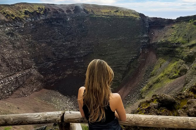 Tour on Vesuvius with wine tasting - Bus ride to the slopes: your Bay of Naples preview
