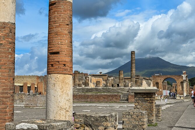 Transfer from Naples to Pompei - Car or van options: up to 3 vs up to 8