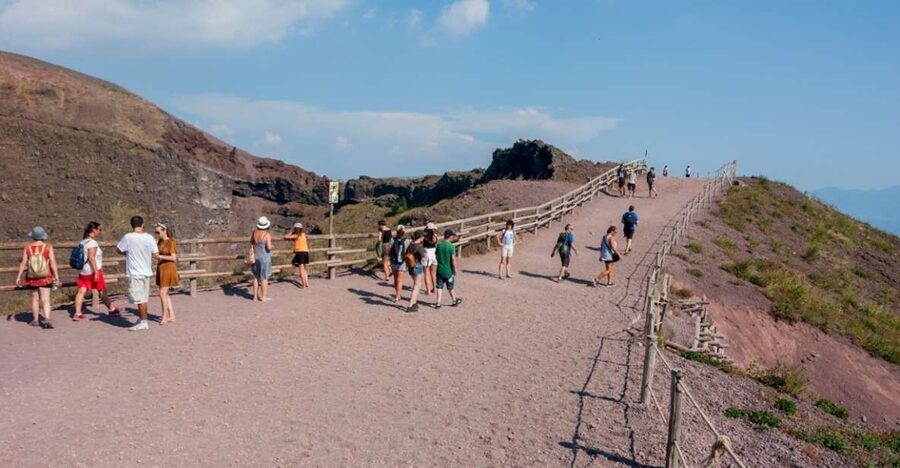 Vesuvius and Pompeii Transfer + Entrance for the Vesuvio - The guide setup: what you get from the top-to-entrance naturalist (and what you might miss)