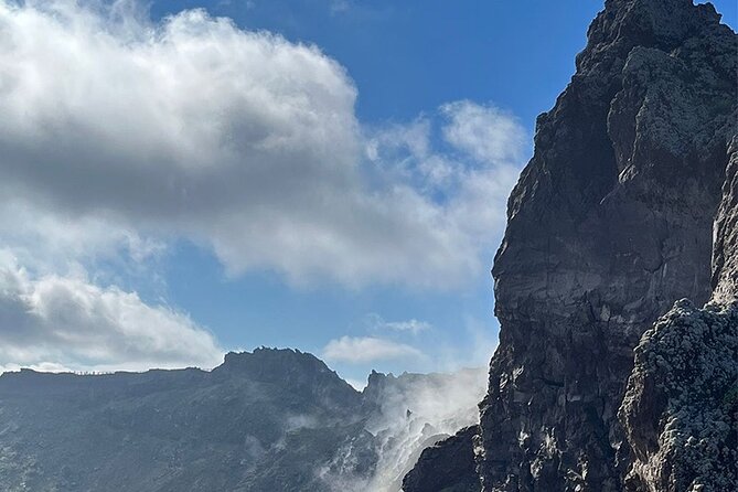 Vesuvius, V.I.P. the only Tour with Volcanological Guide - The 1,000 m start and the walk to the crater rim